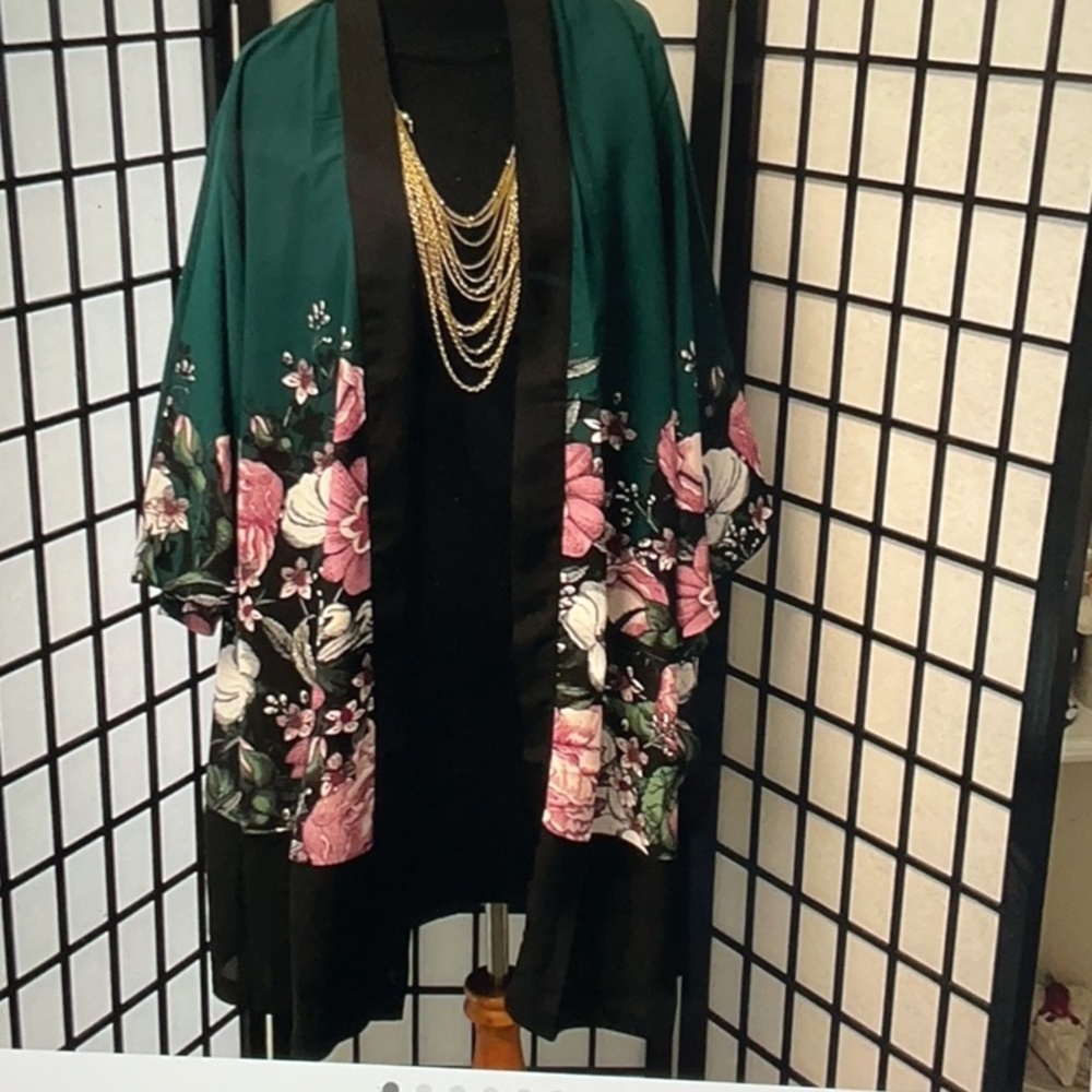 Floral Kimono with Chain Necklace